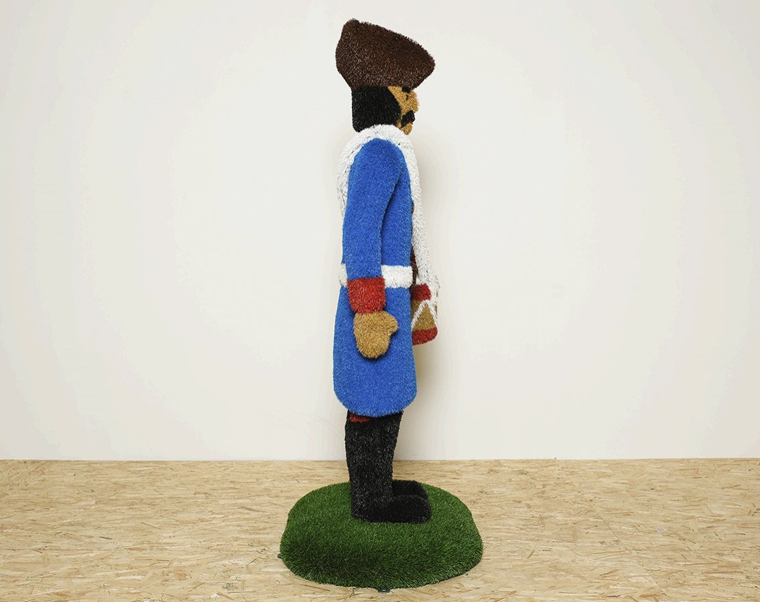 Топиари Гусар Светозар, с барабаном - газон Eco - вид 2